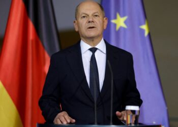 CANSELOR Jerman, Olaf Scholz berucap pada sidang akhbar di Canselori di Berlin selepas mesyuarat jawatankuasa gabungan, kelmarin.- AFP