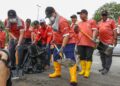 ALEXANDER Nanta Linggi (depan) menyertai program CSR Bersama Kementerian Kerja Raya (KKR), Jabatan Kerja Raya (JKR) dan syarikat Belati Wangsa (M) Sdn. Bhd. Bagi Kesiapsiagaan Monsun Timur Laut di Jalan Ipoh-Lumut, Seri Iskandar hari ini. - UTUSAN/MUHAMAD NAZREEN SYAH MUSTHAFA