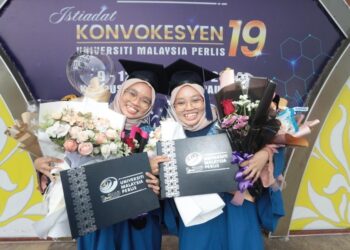 PASANGAN kembar bergambar bersama selepas Istiadat Konvokesyen Universiti Malaysia Perlis (Unimap) Ke-19 di Dewan Ilmu, Pauh Putra, Arau, Perlis semalam. – UTUSAN/IZLIZAN OTHMAN