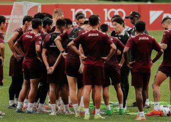 Katsuhito Kinoshi (tiga dari kanan) memberi arahan kepada anak-anak buahnya dalam sesi latihan pertama di bawah kendaliannya di Shah Alam, kelmarin. - SELANGOR FC