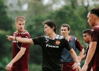 Pengendali baharu Selangor FC, Katsuhito Kinoshi mengendalikan latihan pertama pasukan di Shah Alam, semalam. - SELANGOR FC