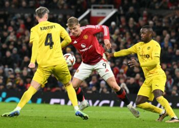 Rasmus Hojlund meledak dua gol ketika membantu Manchester United menumpaskan Bodo/Glimt dalam aksi Liga Europa di Old Trafford, semalam.- AFP