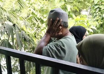 AZIZAN  Md. Din melaungkan azan ketika  operasi pencarian anak perempuannya, Nur Arina yang dihanyutkan arus ketika mandi di Sungai Air Beruk, Kampung Padang Stang, Mukim Kerunai, Gerik. - UTUSAN