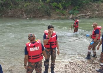 ANGGOTA bomba menjalankan operasi mencari dan menyelamat seorang wanita yang dikhuatiri lemas di Sungai Air Beruk, Jalan Padang Stang, Kampung Kerunai, Gerik hari ini. - UTUSAN/IHSAN JBPM