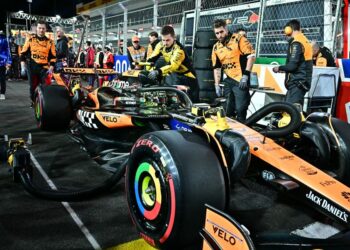 Pemandu pasukan Formula Satu (F1) McLaren, Lando Norrris bersedia memulakan latihan semasa Grand Prix Las Vegas di Nevada minggu lalu. - AFP