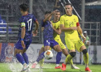 SKUAD Harimau Malaya gagal menyinar ketika berdepan Laos selepas padang Stadium PAT, Bangkok becak akibat hujan lebat ketika perlawanan berlangsung.- IHSAN FAM