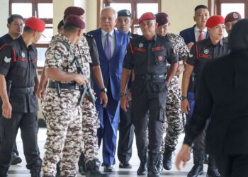 Bekas Perdana Menteri, Datuk Seri Najib Tun Razak (tengah) hadir bagi perbicaraan kes pecah amanah yang dihadapinya bersama bekas Ketua Setiausaha Perbendaharaan, Tan Sri Mohd Irwan Serigar Abdullah membabitkan harta kerajaan Malaysia berjumlah RM6.6 bilion di Mahkamah Tinggi di sini, baru-baru ini. – Utusan/FARIZ RUSADIO