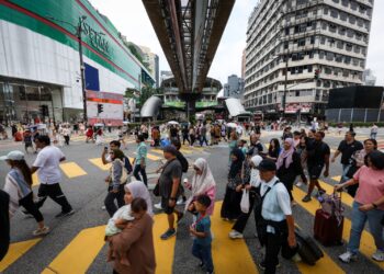 PENINGKATAN gaji minimum boleh membantu mengecilkan jurang pendapatan. - GAMBAR HIASAN