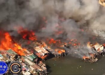 KEBAKARAN memusnahkan sekitar 1,000 rumah di daerah Isla Puting Bato, salah satu penempatan setinggan yang padat di Manila.- AGENSI