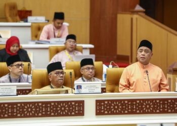 SAARANI Mohamad membentangkan Belanjawan Perak 2025 pada sidang dewan negeri semalam. – UTUSAN/MUHAMAD NAZREEN SYAH MUSTHAFA