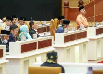 SAARANI Mohamad membentangkan Belanjawan Perak 2025 pada sidang dewan negeri Perak hari ini. - UTUSAN/MUHAMAD NAZREEN SYAH MUSTHAFA