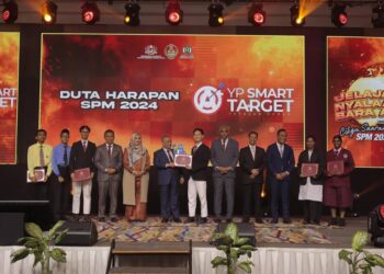 SAARANI Mohamad (tengah) menyerahkan watikah YP Smart Target SPM 2024 kepada pelajar cemerlang pada Majlis Apresiasi Jelajah Nyalaan Bara Api Bersama Cikgu Saarani dan Penyerahan Watikah YP Smart Target SPM 2024 di Ipoh hari ini. - UTUSAN