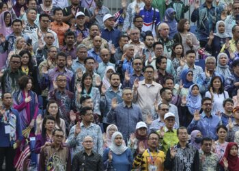 BERADAB bukan sahaja berkait soal berbilang budaya dan agama, tetapi juga berkaitan dengan 
warganegara yang tahu menghormati simbol-simbol negaranya seperti bendera rasmi negara, lagu kebangsaan dan sebagainya.