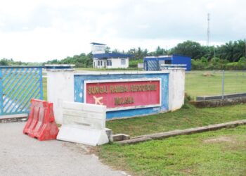 GARAJ dan menara kawalan di Sungai Rambai Aerodrome di Kampung Tasek, Jasin yang terbiar. – mingguan/AMRAN MULUP