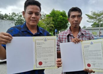 MUHAMMAD Akiff Sulaiman (kiri) dan Muhammad Hakim Mazlan menunjukkan surat penghargaan polis diterima di Ibu Pejabat Polis Daerah (IPD) Temerloh, Pahang. – UTUSAN/SALEHUDIN MAT RASAD