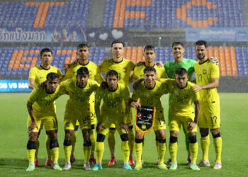 BARISAN Pemain kesebelasan utama Harimau Malaya ketika menentang Laos pada aksi persahabatan antarabangsa Tier 1 di  Stadium PAT, Bangkok, Thailand.-IHSAN FAM