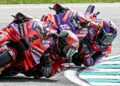 Francesco Bagnaia (kiri) bersaing rapat dengan Jorge Martin dalam perlumbaan Grand Prix Malaysia Petronas 2024 di Litar Antarabangsa Sepang, awal November lalu. - AFP