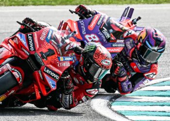 Francesco Bagnaia (kiri) bersaing rapat dengan Jorge Martin dalam perlumbaan Grand Prix Malaysia Petronas 2024 di Litar Antarabangsa Sepang, awal November lalu. - AFP