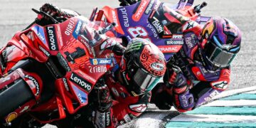 Francesco Bagnaia (kiri) bersaing rapat dengan Jorge Martin dalam perlumbaan Grand Prix Malaysia Petronas 2024 di Litar Antarabangsa Sepang, awal November lalu. - AFP