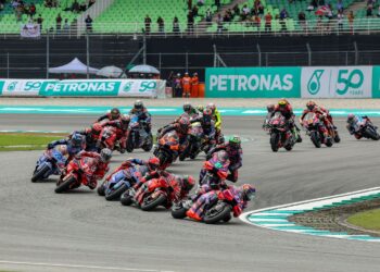 Pelumba pasukan Prima Pramac Racing, Jorge Martin mendahului diikuti pelumba Ducati Lenovo Team, Francesco Bagnaia dalam aksi sprint  Kejuaraan Motosikal Dunia (MotoGP) Grand Prix Malaysia Petronas 2024 di Litar Antarabangsa Sepang, semalam. - UTUSAN/FARIZ RUSADIO