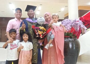 NASH bersama anak perempuan, menantu serta cucunya pada Istiadat Konvokesyen UPSI ke-26 di Tanjung Malim hari ini.