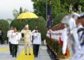 SULTAN Nazrin Muizzuddin Shah memeriksa perbarisan Kawalan Kehormatan Utama oleh anggota dan pegawai Rejimen Askar Jurutera Diraja 2 Divisyen yang berpangkalan di Kem Sangro Taiping sempena istiadat Ulang Tahun Hari Keputeraan baginda ke-68 di Istana Iskandariah di Kuala Kangsar. - UTUSAN/MUHAMAD NAZREEN SYAH MUSTHAFA