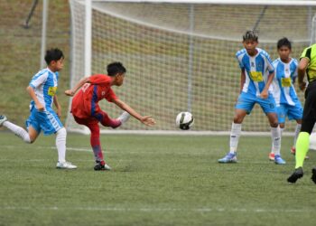 PEMAIN skuad Program Pembangunan Bola Sepak Negara (NFDP) A melakukan rembatan ke gawang 
Pattaya United ketika perlawanan akhir kategori bawah 12 (B-12) tahun Piala Supermokh 2024 di Padang MSN Bukit Jalil, semalam.