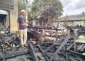 MOHD. Azhari Mohd. Amin sugul melihat rumahnya yang terbakar di Kampung Telaga Lanas, Tumpat, Kelantan-UTUSAN/ROHANA ISMAIL