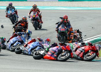 PELUMBA Yahama Fabio Quartararo (No.20) bersama dua lagi pelumba iaitu Jack Miller dan Brad Binder terbabit dalam kemalangan di selekoh dua sebaik perlumbaan MotoGP, Grand Prix (GP) Motosikal Malaysia Petronas di Litar Antarabangsa Sepang bermula, semalam.-UTUSAN/FARIZ RUSADIO