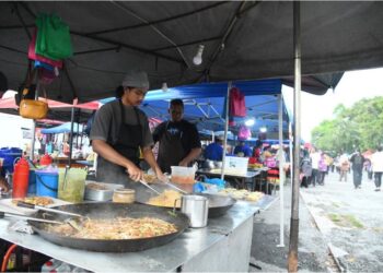 PENIAGA pasar malam kembali berniaga di tapak parkir pasar besar lama di Kangar, semlam yang  dibuka semula selepas hampir 30 tahun.  
– UTUSAN/IZLIZAN OTHMAN