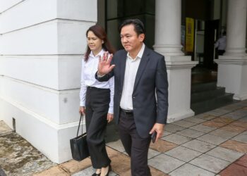 PAUL Yong Choo Kiong ditemani isteri ketika prosiding pengurusan kes rogol seorang pembantu rumah warga Indonesia yang dihadapi beliau di Mahkamah Tinggi Ipoh hari ini. - UTUSAN/ MUHAMAD NAZREEN SYAH MUSTHAFA