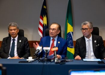 Anwar Ibrahim ketika sidang akhbar selepas menyertai Sidang Pleno mengenai Rangkuman Sosial dan Membendung Kebuluran dan Kemiskinan sempena Sidang Kemuncak G20 di Rio De Janeiro, Brazil semalam. – PEJABAT PERDANA MENTERI