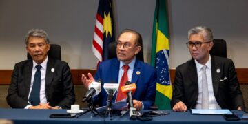 Anwar Ibrahim ketika sidang akhbar selepas menyertai Sidang Pleno mengenai Rangkuman Sosial dan Membendung Kebuluran dan Kemiskinan sempena Sidang Kemuncak G20 di Rio De Janeiro, Brazil semalam. – PEJABAT PERDANA MENTERI