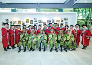 Ahmad Farhan Mohd. Sadullah (tiga kiri) dan barisan pengurusan Universiti Putra Malaysia (UPM) bersama penerima anugerah cemerlang sempena Majlis Konvokesyen Ke-48 UPM.