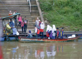 PELAJAR yang tinggal di selatan Thailand, menggunakan perahu di pengkalan haram, menyeberangi Sungai Golok untuk ke sekolah di Rantau Panjang.