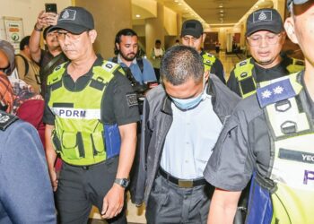 SUSPEK kes buli seorang penuntut tahun satu UPNM ketika dibawa anggota Polis Diraja Malaysia (PDRM) ke Mahkamah Majistret Kuala Lumpur di sini hari ini. UTUSAN/SYAKIR RADIN