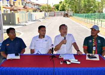 Ng Sze Han (dua kanan) bercakap dalam sidang akhbar mengenai pemindahan kembali penduduk Taman Wawasan susulan kejadian tanah runtuh yang berlaku di Jalan Wawasan, Pusat Bandar Puchong, semalam.
– UTUSAN/SYAKIR RADIN