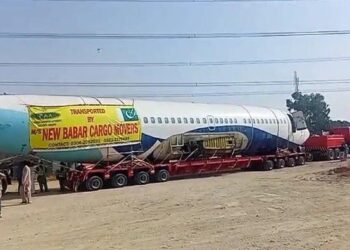 PESAWAT Boeing 737 dibawa dari Karachi menuju ke Hyderabad menggunakan treler yang direka khas.- AGENSI