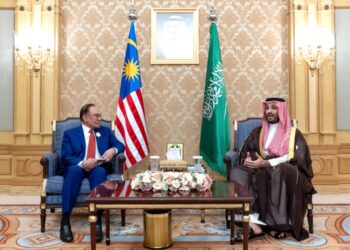 Anwar Ibrahim berbincang sesuatu dengan Putera Mahkota dan Perdana Menteri Arab Saudi, Mohammed bin Salman bin Abdulaziz Al-Saud semasa  melakukan kunjungan hormat selepas menghadiri Sidang Kemuncak Luar Biasa Negara Arab-Islam, semalam. – PEJABAT PERDANA MENTERI