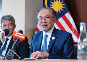 ANWAR Ibrahim bercakap kepada pemberita Malaysia di Sidang Kemuncak Ekonomi Asia Pasifik di Lima, Peru, semalam.