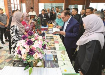 Perdana Menteri, Datuk Seri Anwar Ibrahim melawat ke ruang jualan buku pada Majlis Seminar Kebangsaan Penerbitan Buku Berbahasa Melayu di Dewan Bahasa dan Pustaka (DBP) pada Mac lalu. – MINGGUAN/FARIZ RUSADIO