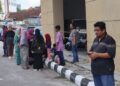 BEBERAPA anggota keluarga dua beranak yang mati akibat ditikam oleh seorang lelaki dilihat berkumpul di pekarangan Jabatan Perubatan Forensik, Hospital Pulau Pinang (HPP), hari ini. - UTUSAN/IQBAL HAMDAN