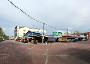 Suasana  di jalan utama di pekan Lumut yang bagaikan ‘mati’  kerana  kekurangan pengunjung terutama pada hari bekerja. – MINGGUAN/MUHAMAD NAZREEN SYAH MUSTHAFA