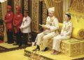 Sultan Perak, Sultan Nazrin Muizzuddin Shah baru-baru ini mengingatkan betapa kebelakangan ini perbuatan mahu mengetepikan adab malah memijak adat semakin dipelopori oleh kalangan yang buta huruf terhadap sejarah negaranya, kalangan yang cetek tentang tamadun bangsanya, kalangan yang berminda budaya pelarian, minda yang terapung-apung, minda yang tidak ada akar budaya, lalu melanggar adab dan menyisihkan adat.