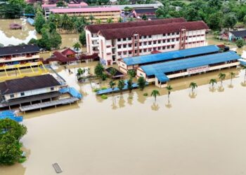 TINJAUAN dari udara menunjukkan keadaan Sekolah Kebangsaan (SK) Tengku Ampuan Intan dan kampung di sekitar Pekan Kuala Berang, Hulu Terengganu terjejas selepas dilanda banjir semalam. – UTUSAN/PUQTRA HAIRRY