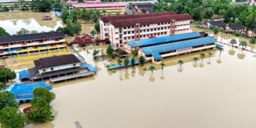 TINJAUAN dari udara menunjukkan keadaan Sekolah Kebangsaan (SK) Tengku Ampuan Intan dan kampung di sekitar Pekan Kuala Berang, Hulu Terengganu terjejas selepas dilanda banjir semalam. – UTUSAN/PUQTRA HAIRRY