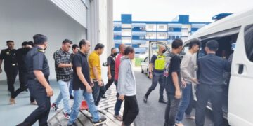 SERAMAI 11 warga asing didakwa di Mahkamah Kajang, Selangor semalam atas pertuduhan memiliki 4,000 kilogram minyak masak. 
– UTUSAN/YASMIN NATASHA HAIRUL