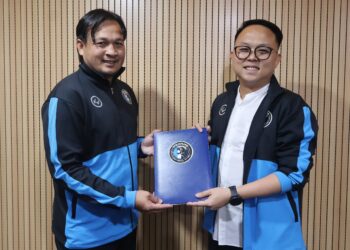 WAN Rohaimi Wan Ismail (kiri) bersama Daniel Gooi pada sidang akhbar untuk memperkenalkan ketua jurulatih baharu Penang FC di George Town, hari ini.- UTUSAN/IQBAL HAMDAN