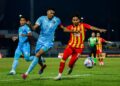 PEMAIN Penang FC, Rafael Vitor Santos (kiri) bersaing dengan pemain Selangor,  Mukhairi Ajmal dalam aksi Liga Super di Stadium Majlis Bandaraya Petaling Jaya, sebelum ini. - UTUSAN/SHIDDIEQIIN ZON