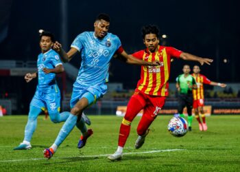 PEMAIN Penang FC, Rafael Vitor Santos (kiri) bersaing dengan pemain Selangor,  Mukhairi Ajmal dalam aksi Liga Super di Stadium Majlis Bandaraya Petaling Jaya, sebelum ini. - UTUSAN/SHIDDIEQIIN ZON